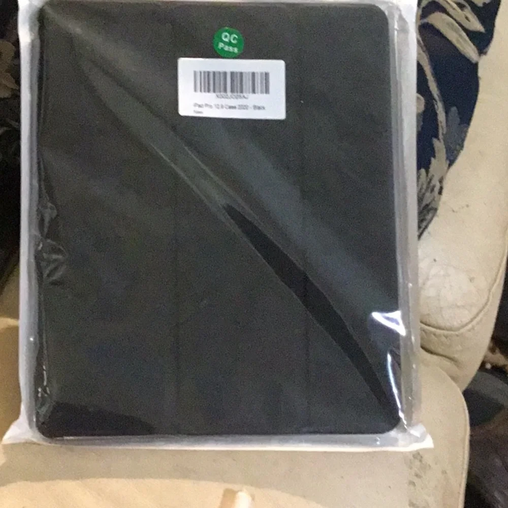 New IPad pro 12.9 in slim fit hard back case in Black. Sealed package.